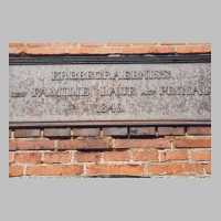 111-1364 Tafel mit Inschrift am Gebaeude auf dem Wehlauer Friedhof im April 2006.jpg